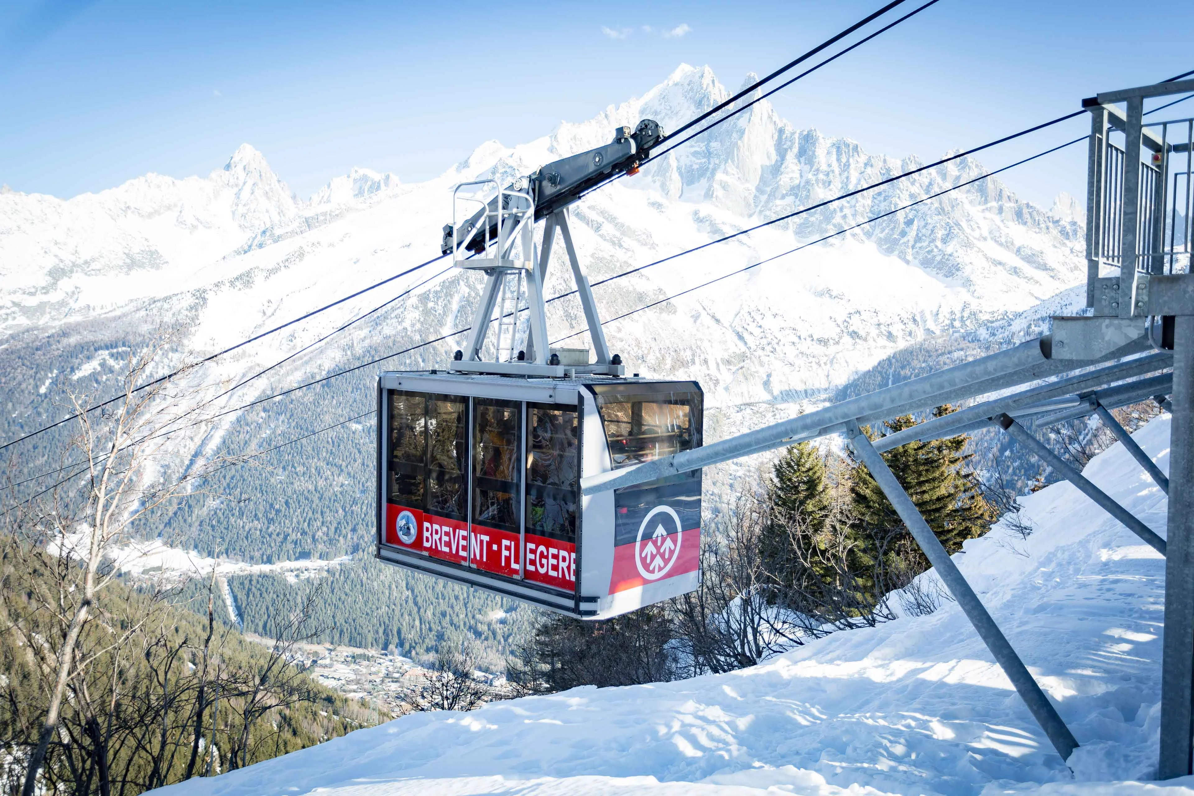 Télécabine Brévent Flégère montant au-dessus de Chamonix en hiver, face aux Aiguilles