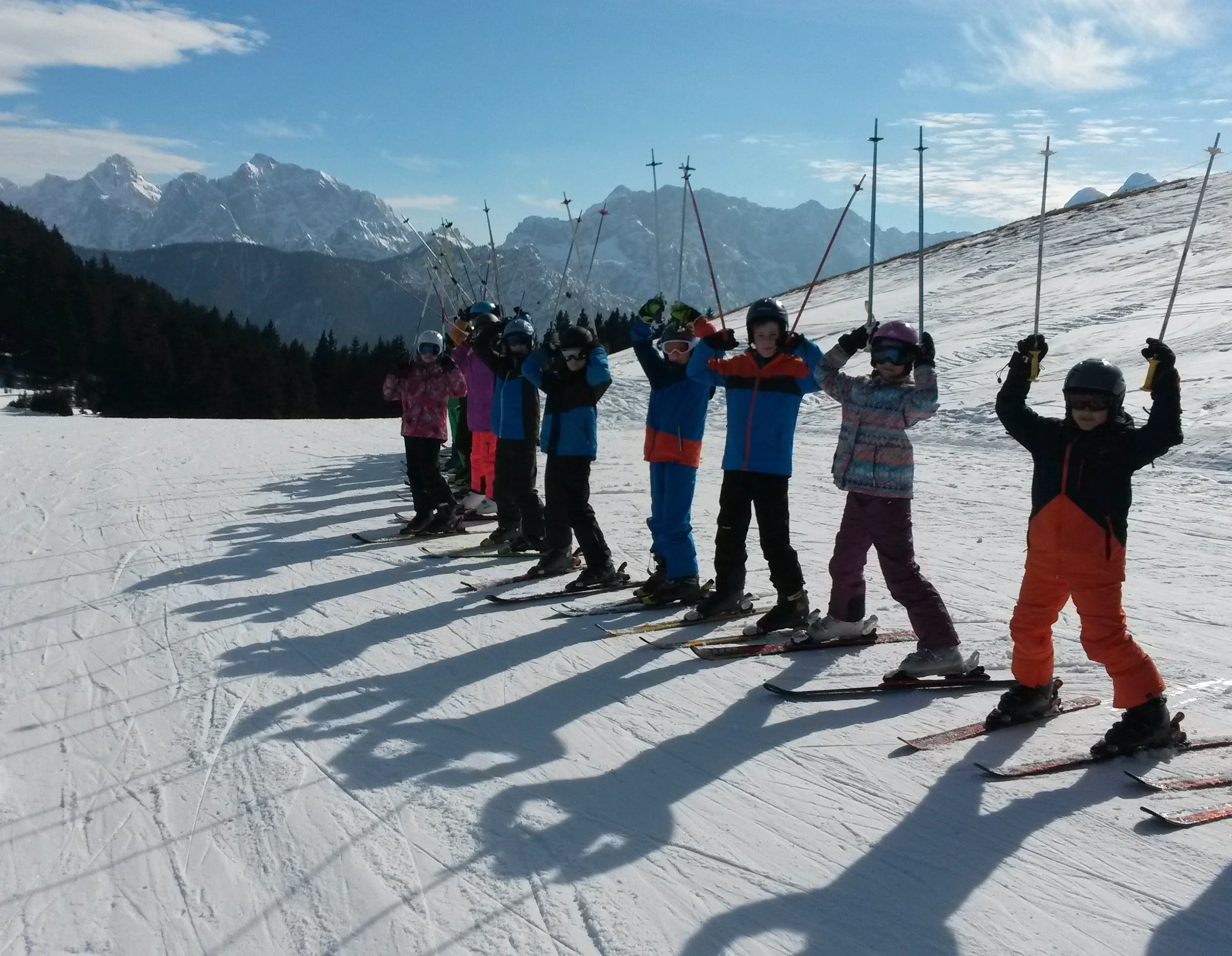 Des skieurs alignés en rang