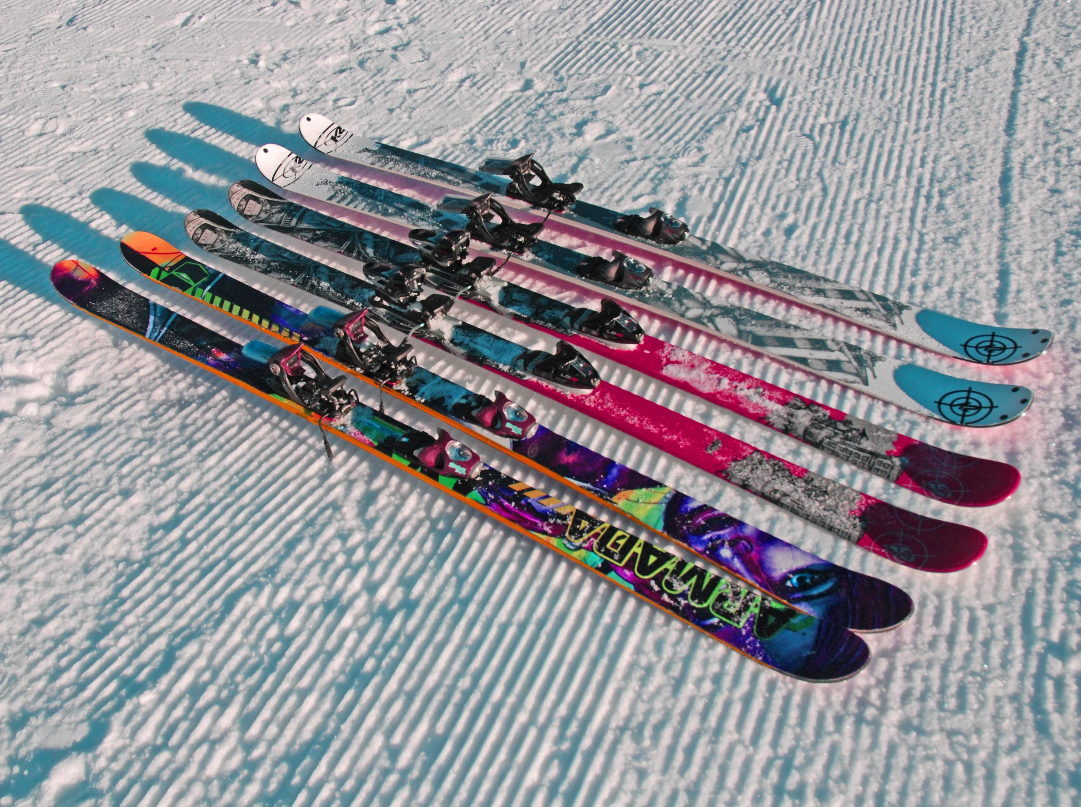 Des skis alignés