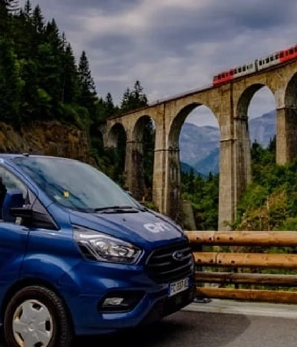Un transporteur de personnes devant le Viaduc Sainte-Marie dans la vallée de Chamonix